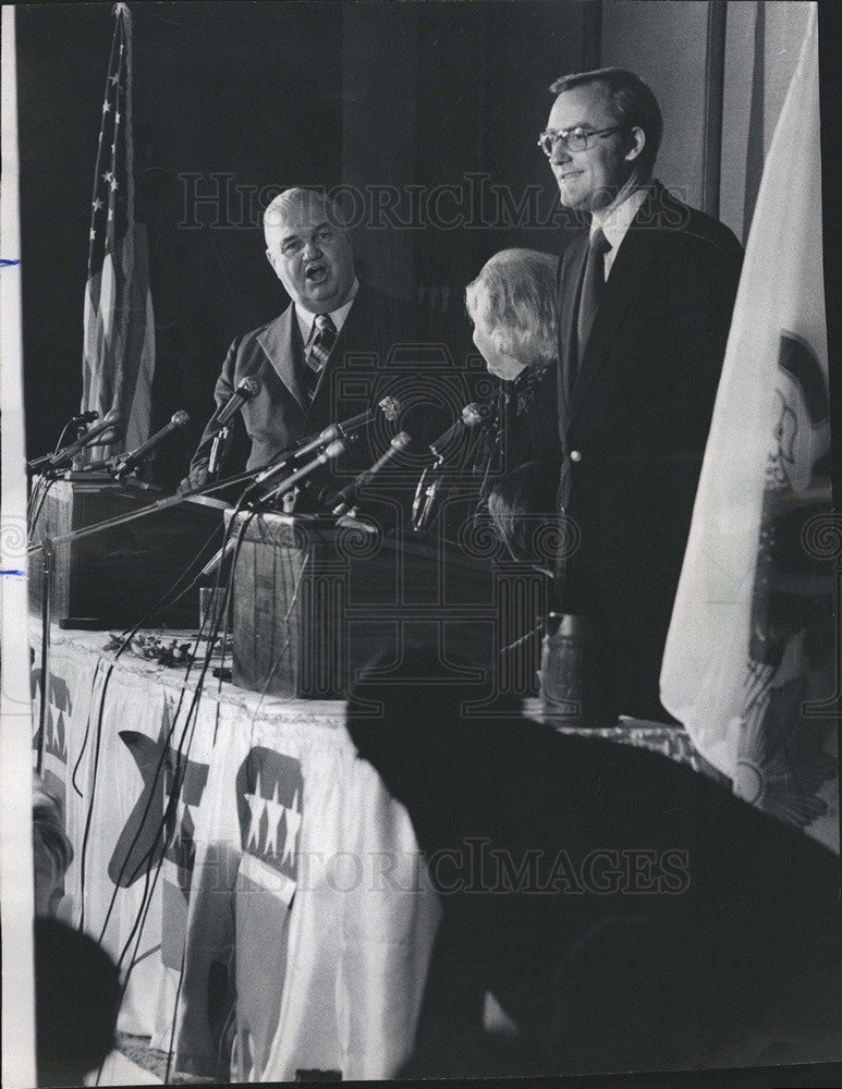 1975 Press Photo Michael J. Howlett and James R. Thompson at debate. - Historic Images