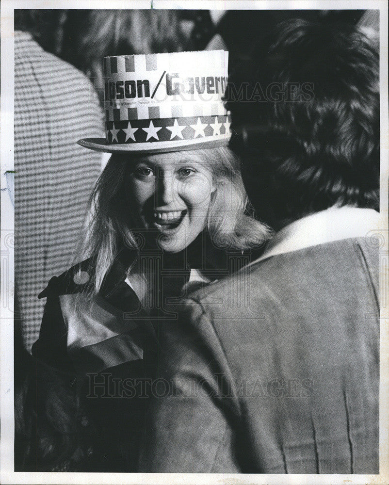 1976 Press Photo James Thompson supporter celebrates - Historic Images