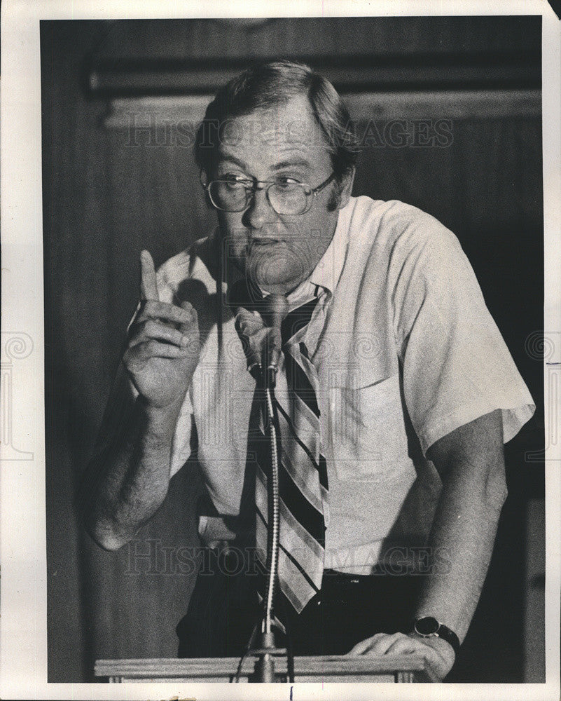 1975 Press Photo James Thompson at meeting discussing anti-Crosstown Coalition - Historic Images