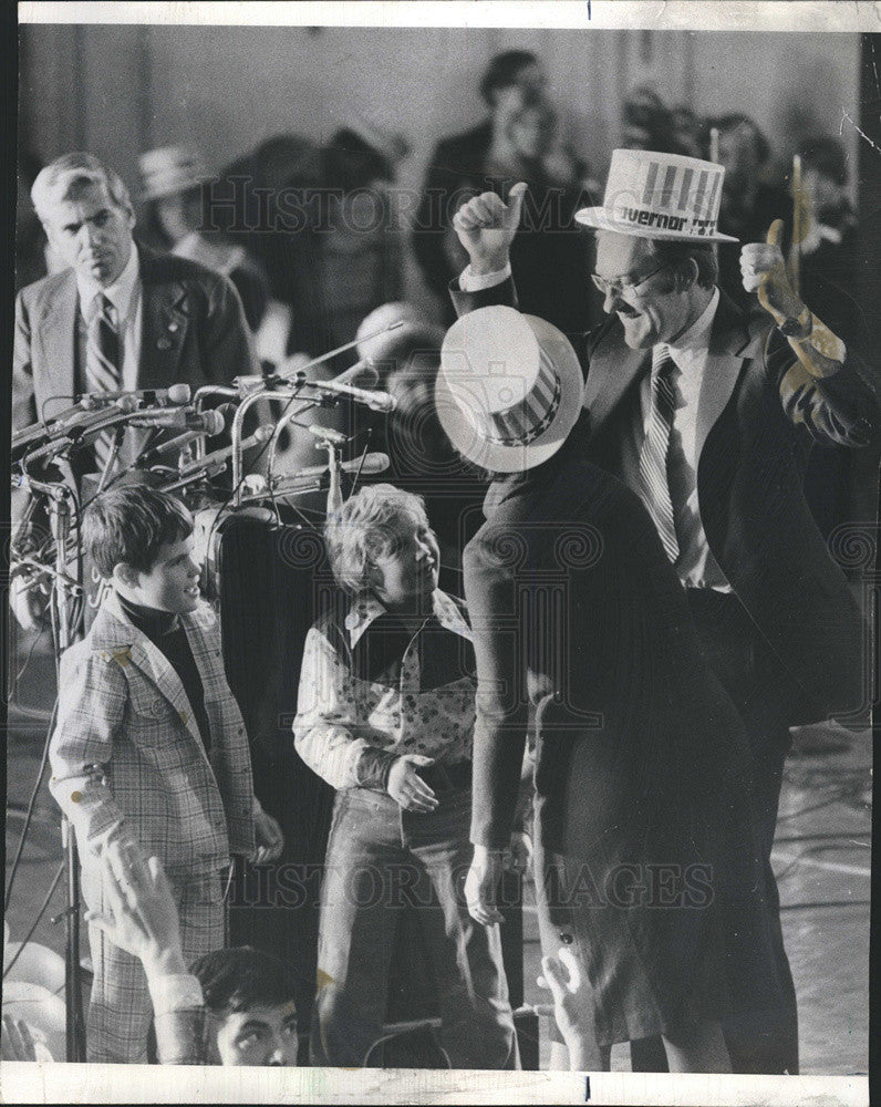 1976 Press Photo Gov. James Thompson at victory party with bride Jayne - Historic Images