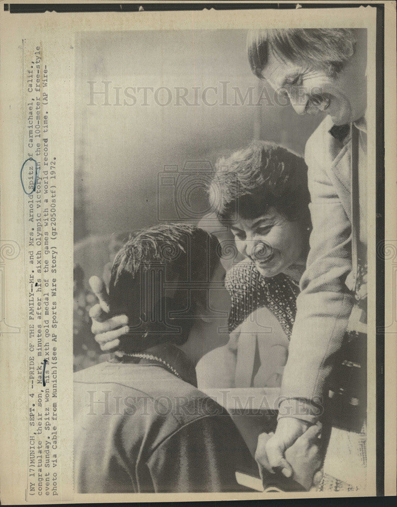 1972 Press Photo Mr. &amp; Mrs. Arnold Spitz Congratulate Mark On Sixth Olympic Win - Historic Images