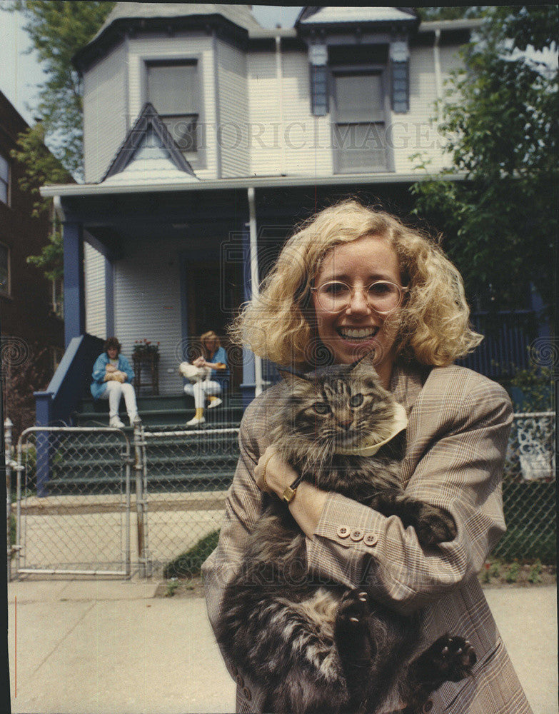 1990 Press Photo Veterinarian Donna Solomon, Front of Her Animal Medical Center - Historic Images