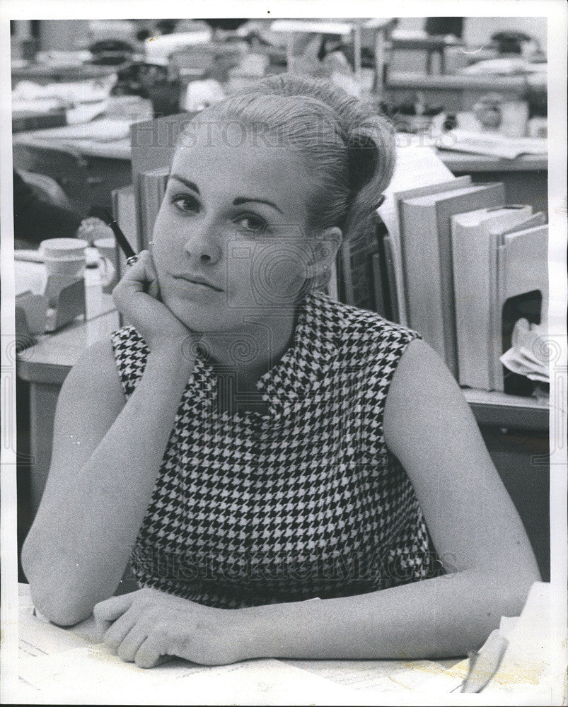 1968 Press Photo Carolyn Spear, Society Department of Sun Times - Historic Images