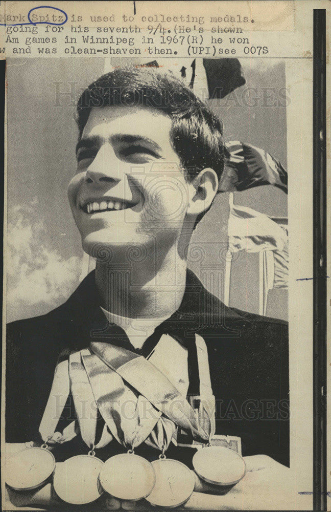 1972 Press Photo Champion Swimmer Mark Spitz with Olympic Metals - Historic Images