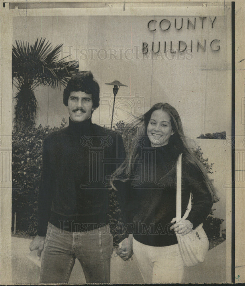 1973 Press Photo Mark Spitz and Susan Weiner get marriage license. - Historic Images