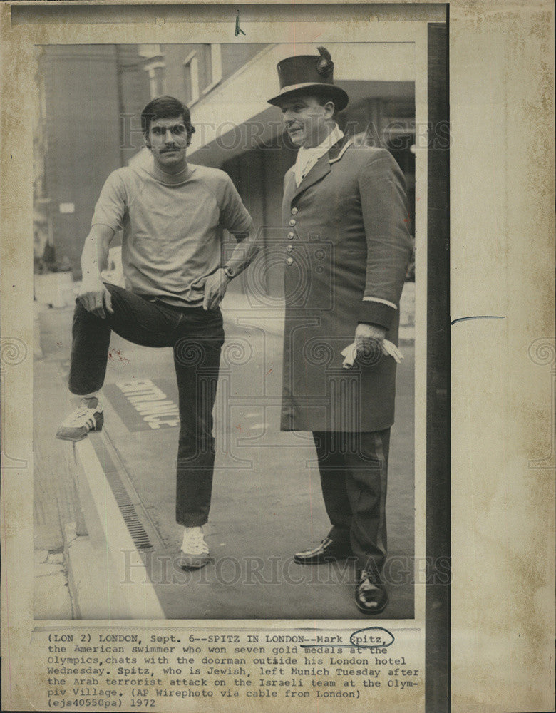 1972 Press Photo Mark Spitz, Swimmer, chat with London Hotel doorman. - Historic Images