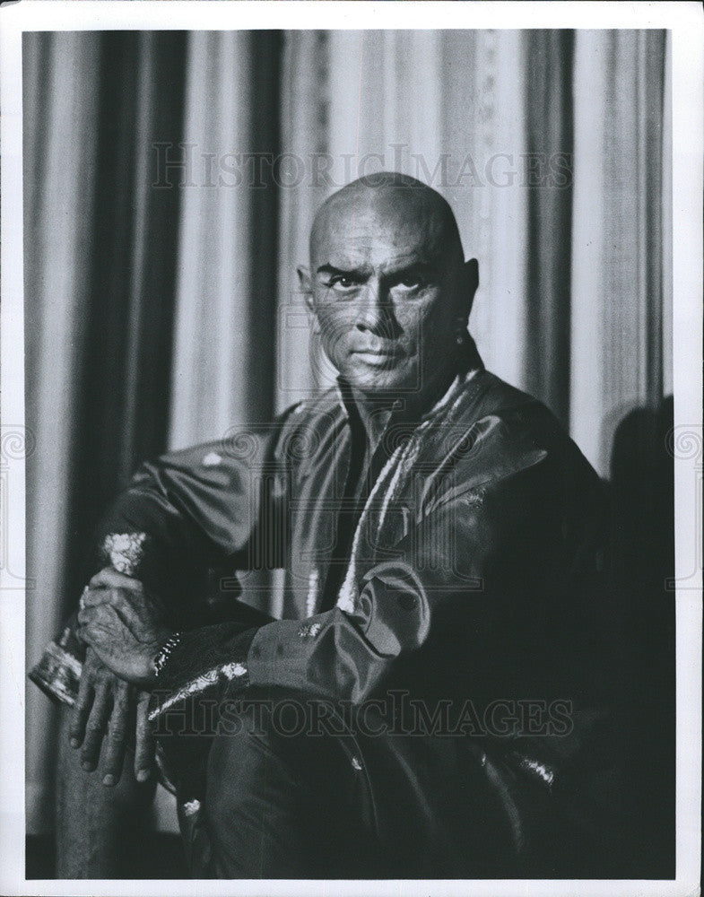 Press Photo Actor Yul Brynner Poses For Movie Publicity Photograph - Historic Images