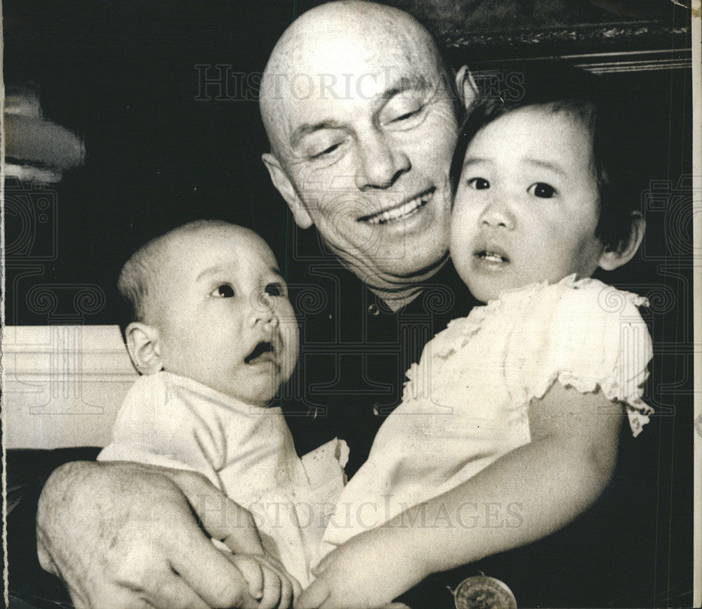 1975 Press Photo Yul Brynner Adopting Vietnamese Babies - Historic Images