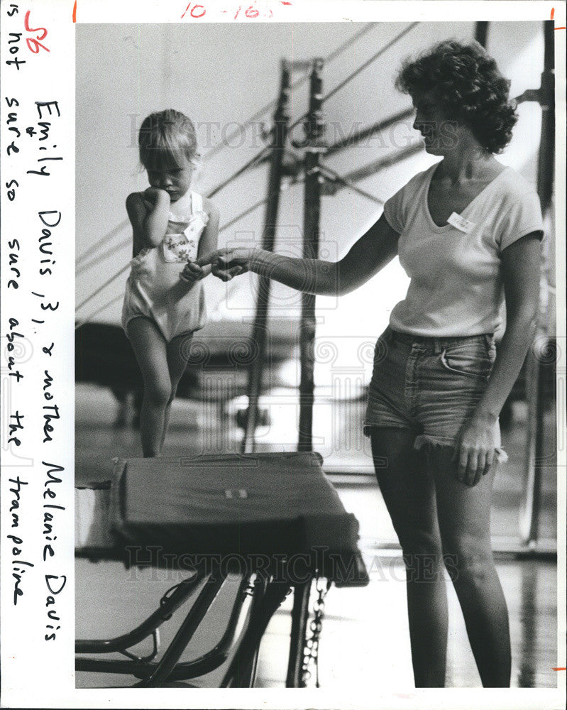 1981 Press Photo Emily and Melanie Davis at Mom and Tot Tumbling - Historic Images