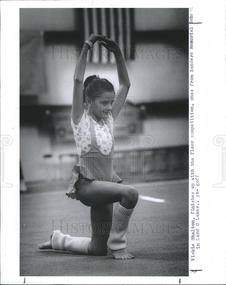 1987 Press Photo Vickie Shalton puts on her ballerina finish at Sanders Memorial - Historic Images