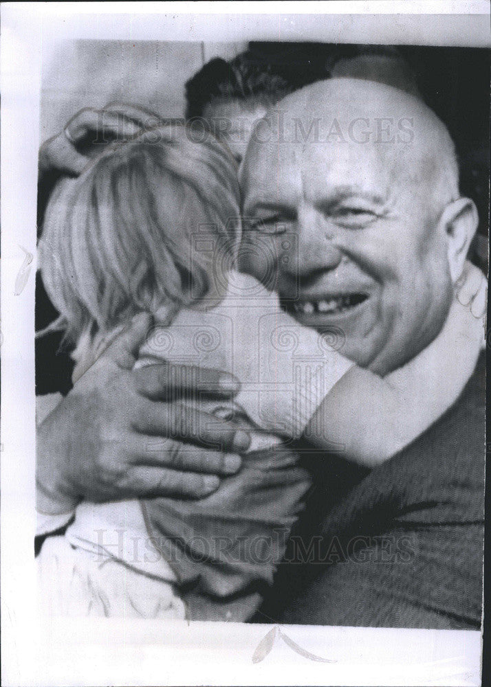 1964 Press Photo Soviet Premier Nikita Khrushchev Hugs A Girl In Copenhagen - Historic Images