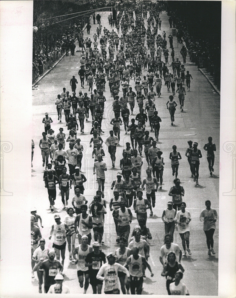 1992 Press Photo Thousands Arrive for Marathon at Boylston Street - Historic Images