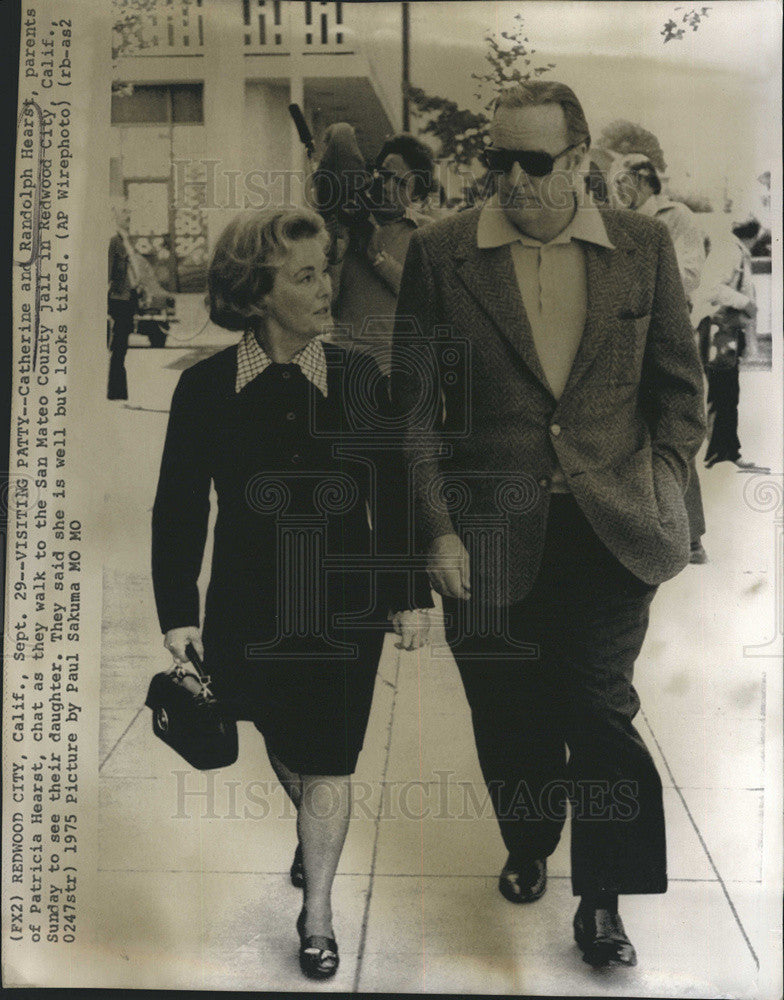 1975 Press Photo Catherine And Randolph Hearst Walk To San Mateo County Jail - Historic Images