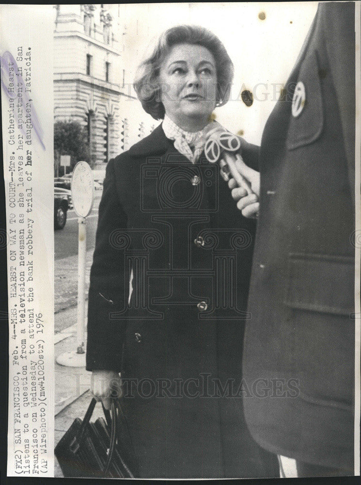 1976 Press Photo Catherine Hearst On Way To Attend Daughter&#39;s Bank Robbery Trial - Historic Images