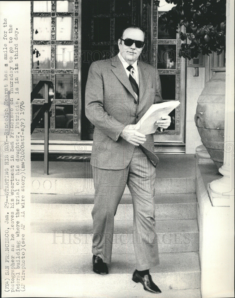 1976 Press Photo Randolph Hearst Smiles For Photographer As He Leaves Apartment - Historic Images