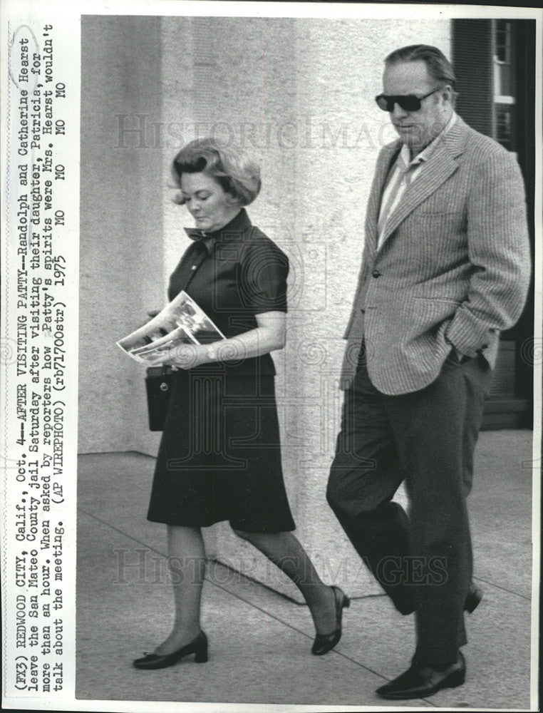 1975 Press Photo Randolph &amp; Catherine Hearst Leave The San Mateo County Jail - Historic Images