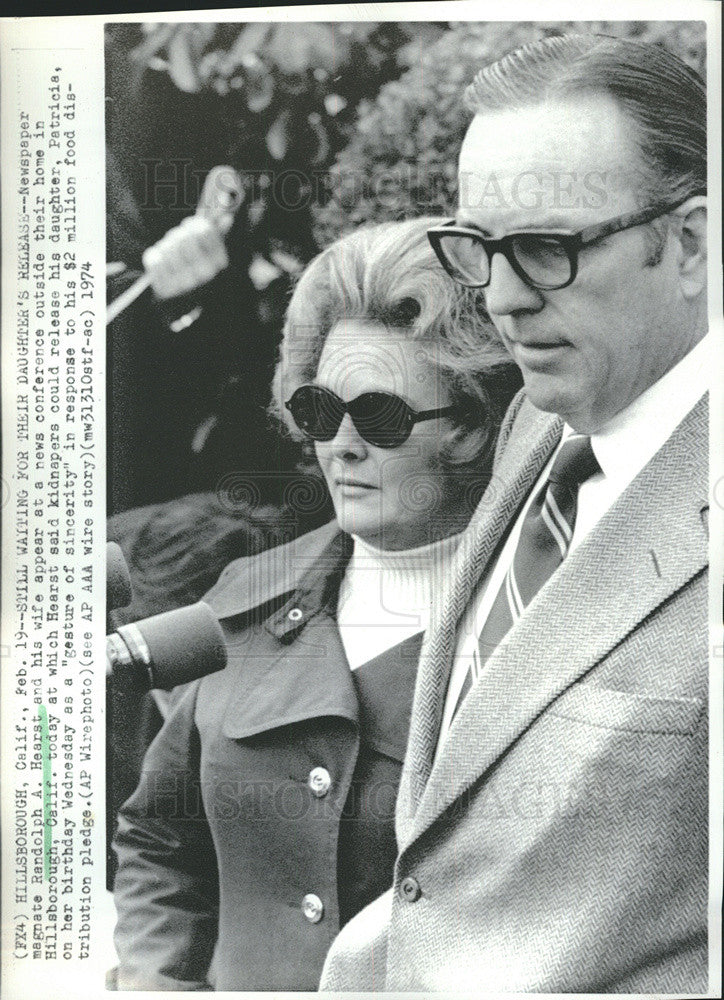 1974 Press Photo Newspaper Magnate Randolph Hearst &amp; Wife Wait for Daughter - Historic Images