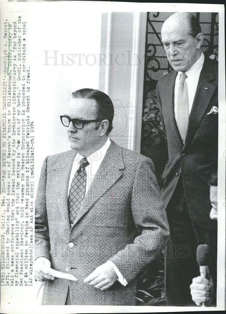 1974 Press Photo Randolph Hearst Followed By Charles Gould Come Out Of House - Historic Images