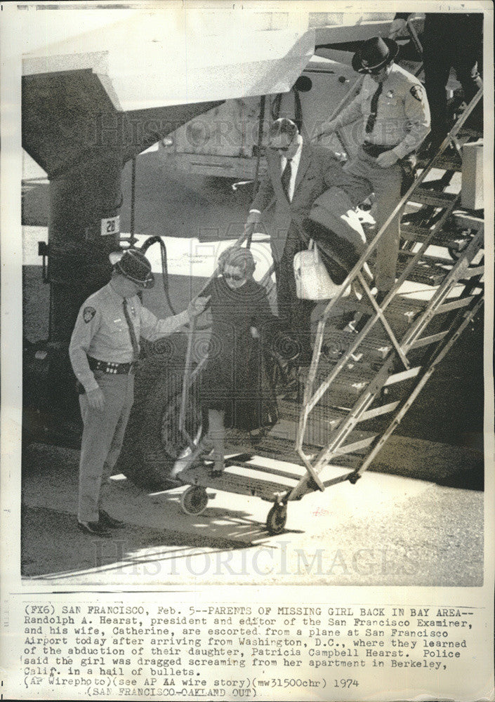 1974 Press Photo Randolph &amp; Catherine Hearst Are Escorted From Plane - Historic Images