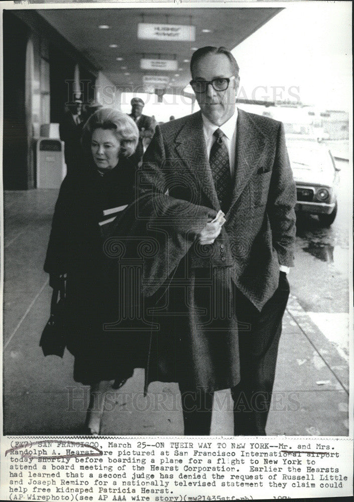 1974 Press Photo Newspaper Exec Mr &amp; Mrs Randolph A Hearst Plane to New York - Historic Images