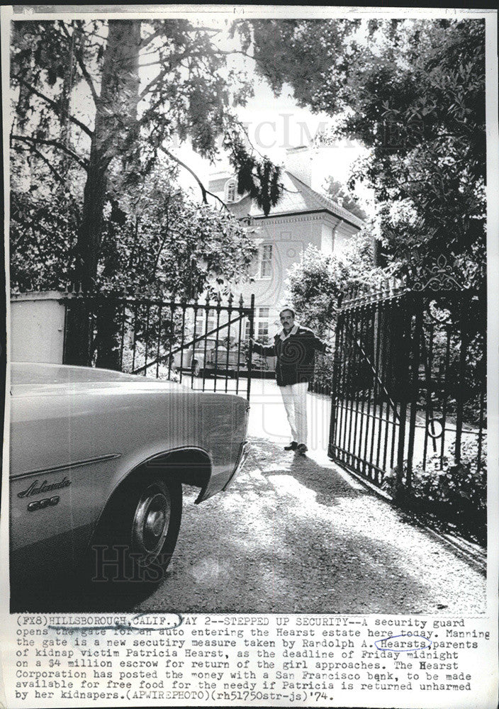 1974 Press Photo Security Guard Opens Gate to Hearst Estate - Historic Images