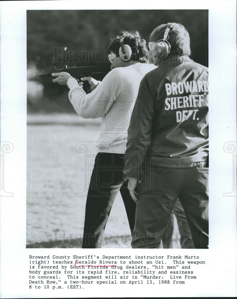 1988 Press Photo County Sherriff Frank Murto Teach Actor Geraldo Rivera to Shoot - Historic Images