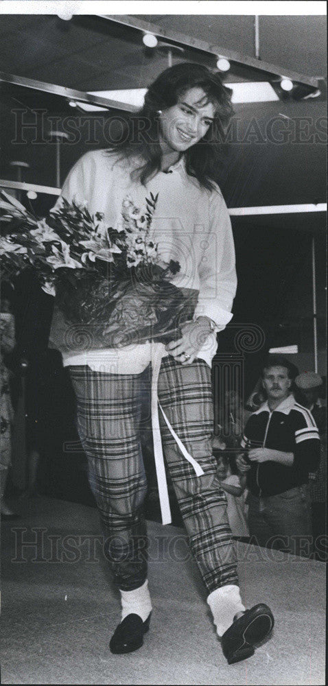 Press Photo Brooke Shields with Flowers - Historic Images