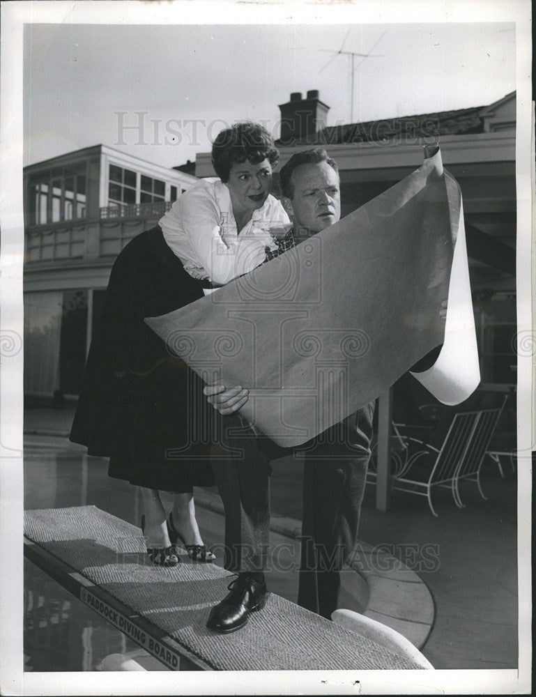 1955 Press Photo Van Heplin and Wife, Frances, Think Of Enlarging Home - Historic Images