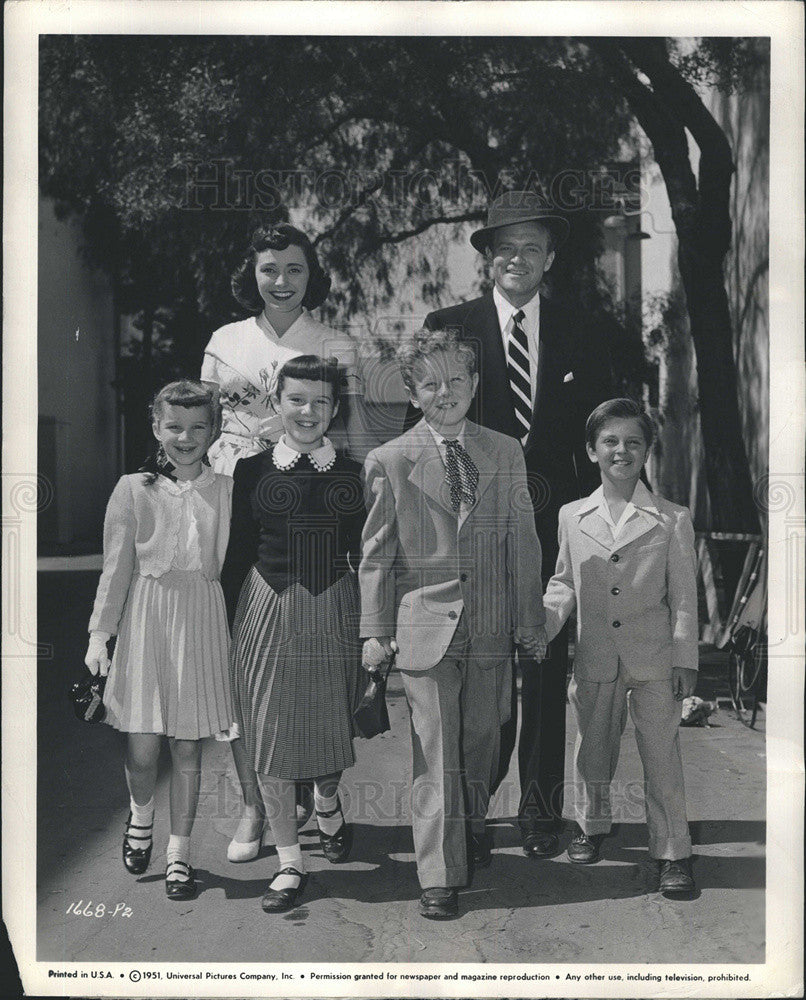 1951 Press Photo Van Heflin and Patrica Neal in &quot;Week End with Father&quot; - Historic Images