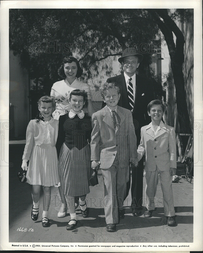 1951 Press Photo Van Heflin &amp; Patrica Neal in &quot;Weekend with Father&quot; - Historic Images