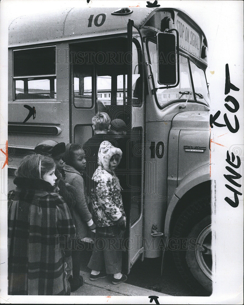 1971 Press Photo Alcott School Children Getting on Bus Pontiac - Historic Images