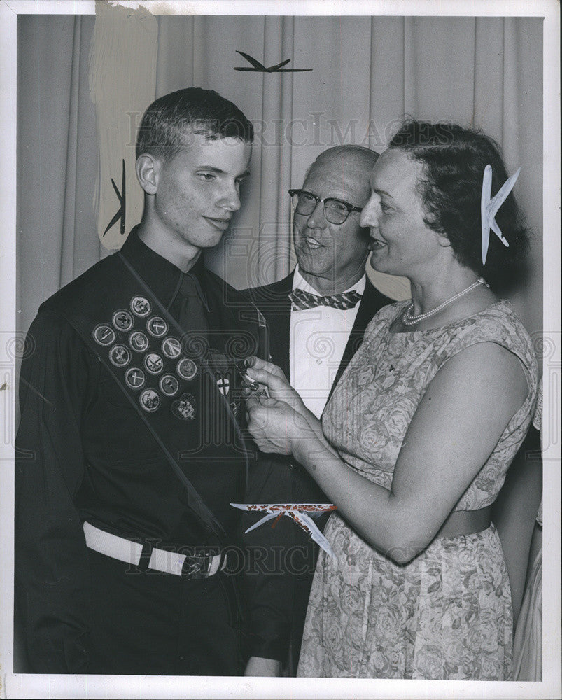 1961 Press Photo Lee Maschmeyer Receives Eagle Scout Badge From Mother - Historic Images