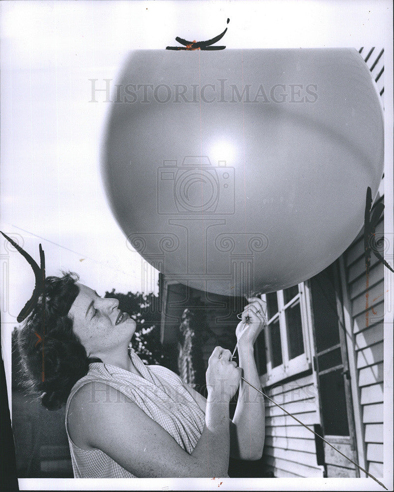 1996 Press Photo of Mrs. Jim Taylor, ready to release her Balloon. - Historic Images