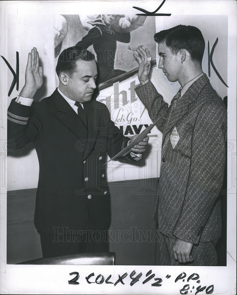 1942 Press Photo of Bruce Emmett Griggs Jr.being sworn by Lt.Byron E.Flchtner. - Historic Images