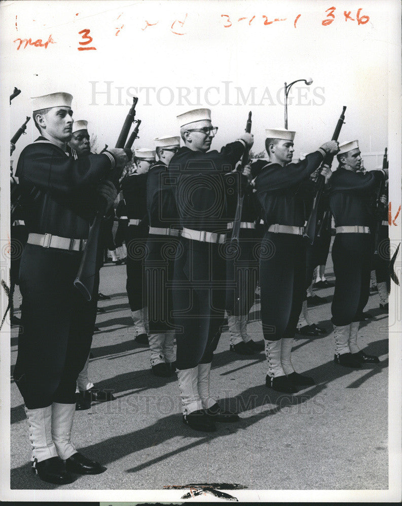 1971 Press Photo Tiger company presents arms at Great Lakes Naval Training Cente - Historic Images