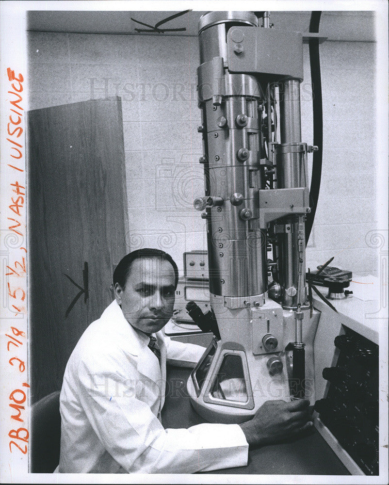 1979 Press Photo Dr. Asish Nag from India regenerates heart tissue with an elect - Historic Images