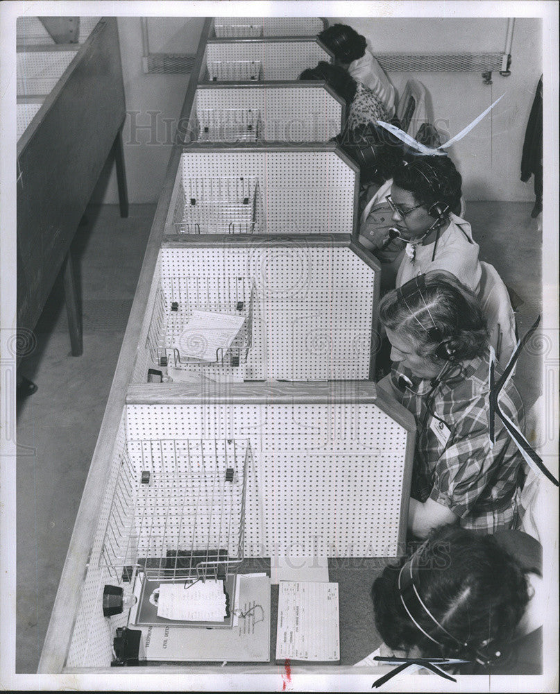 1955 Press Photo Working in the telephone room receiving messages - Historic Images