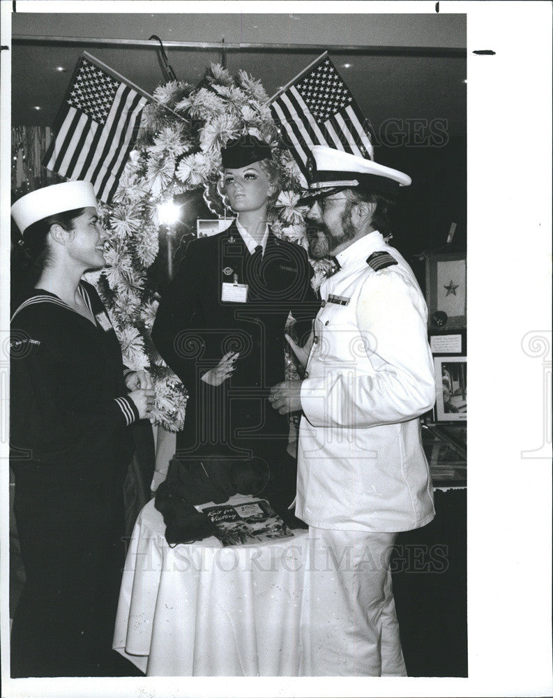 1991 Press Photo Pearl Harbor Celebration, Mannequin in Army uniforms. - Historic Images