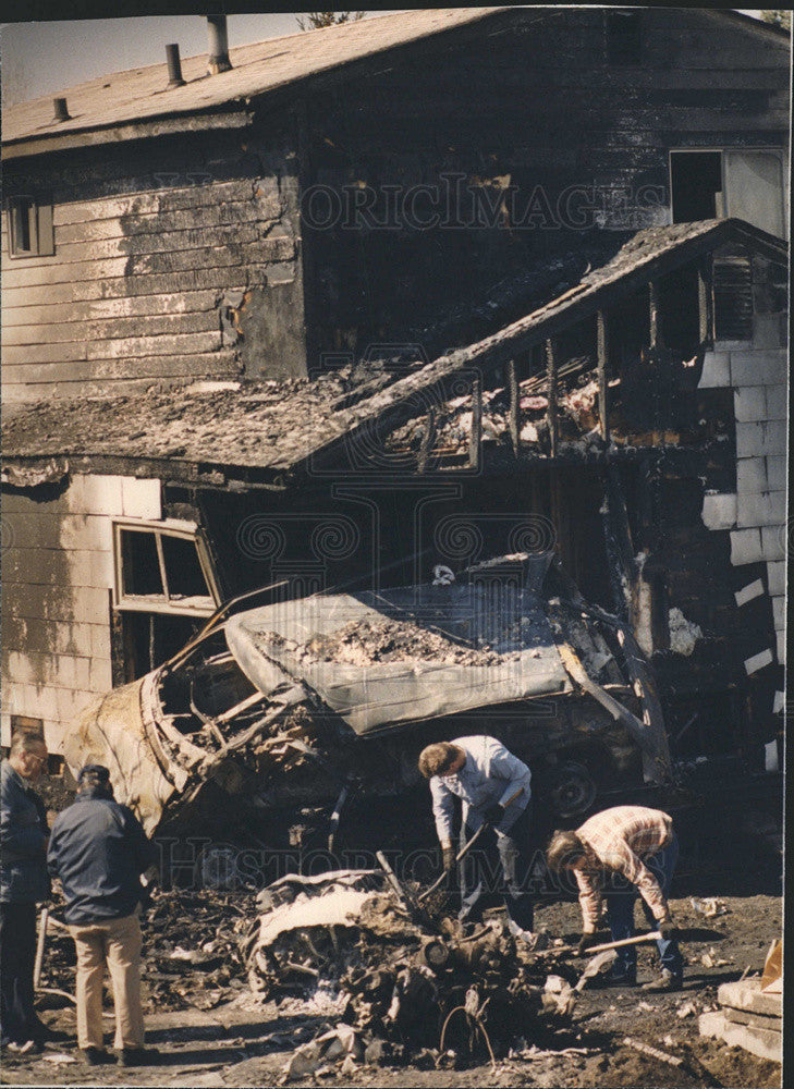 1988 Press Photo Plane crashes into home in Warren, Michigan - Historic Images