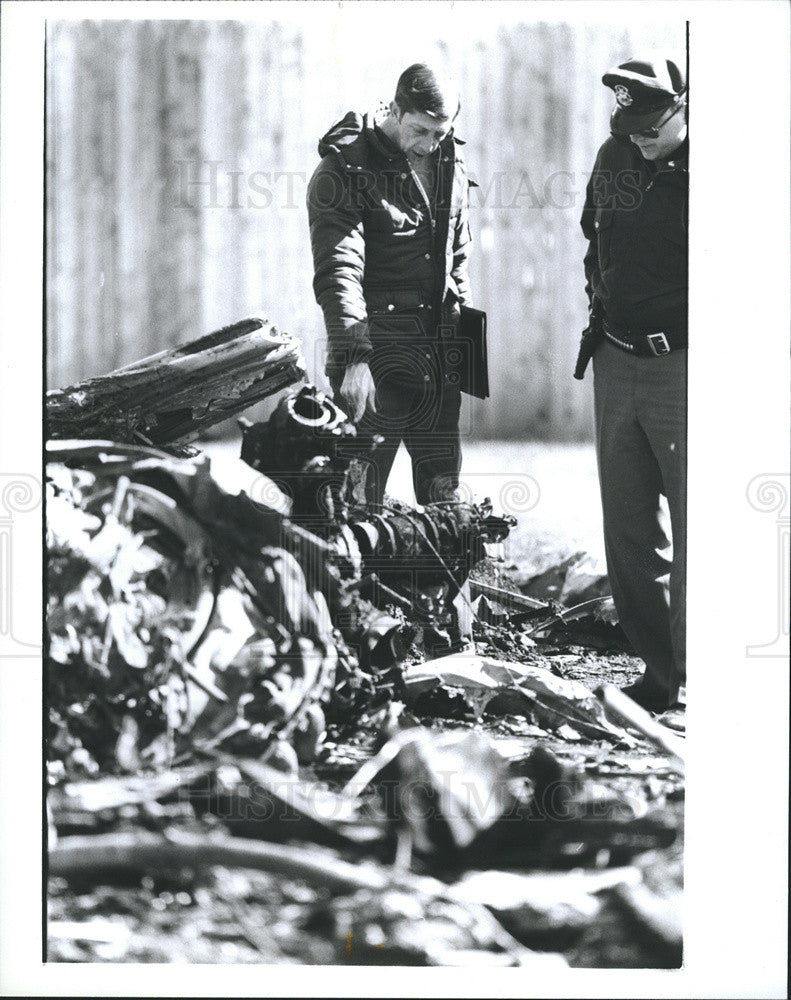 1988 Press Photo FAA Inspectors looking at damage from the crashed plane - Historic Images