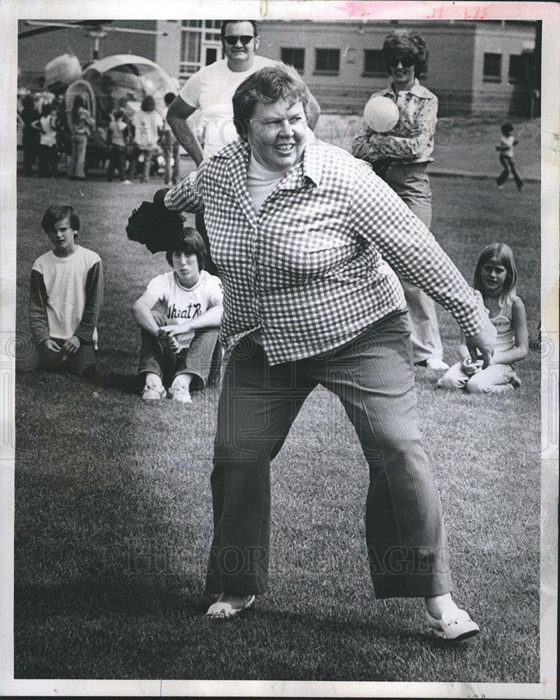 1974 Press Photo Arvada Councilwoman Rosemary Dooley takes aim in buffalo chip t - Historic Images