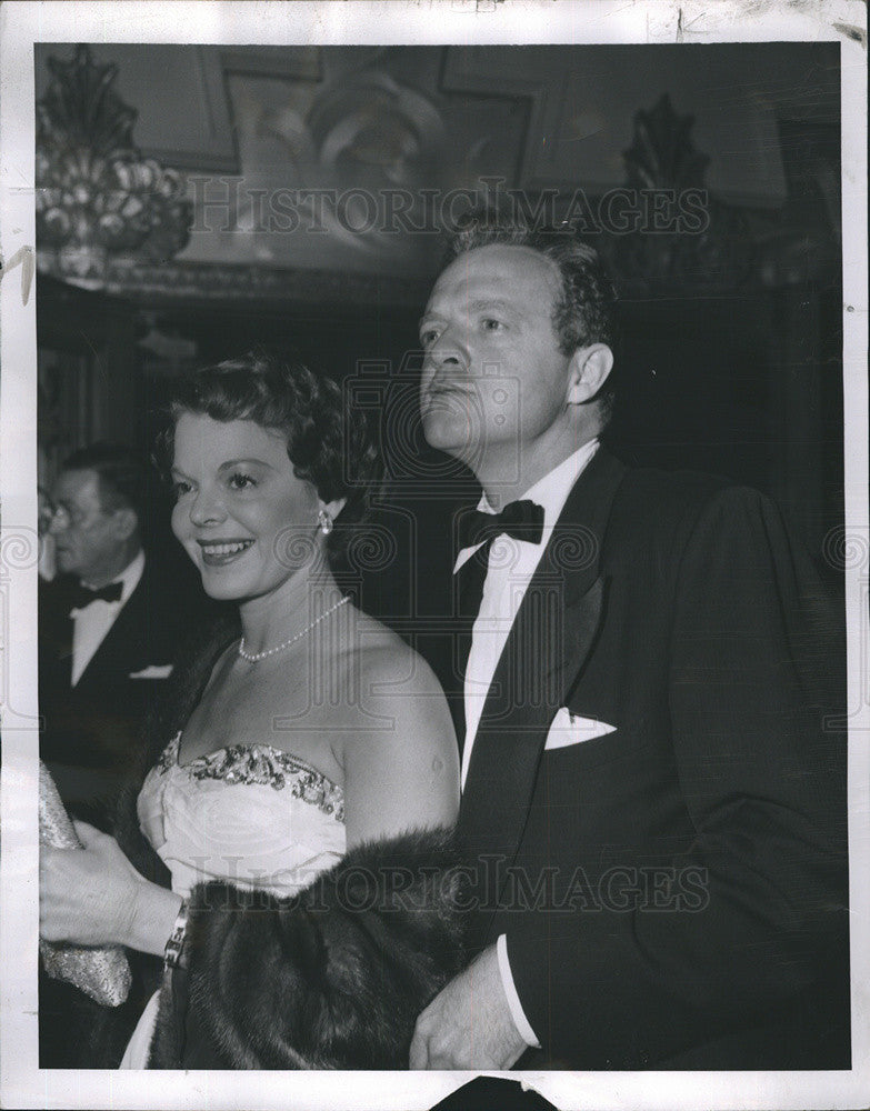 1951 Press Photo Actor Van Heflin with wife Frances, at dinner at Hollywood. - Historic Images