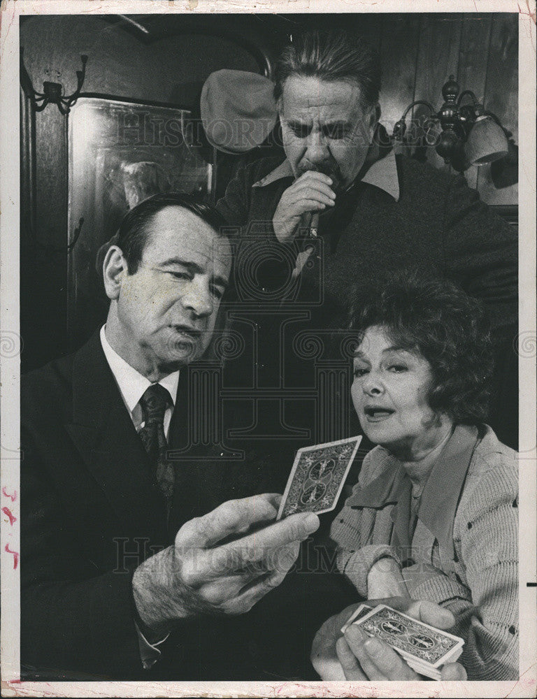 Press Photo Actor Walter Matthau, showing card tricks. - Historic Images