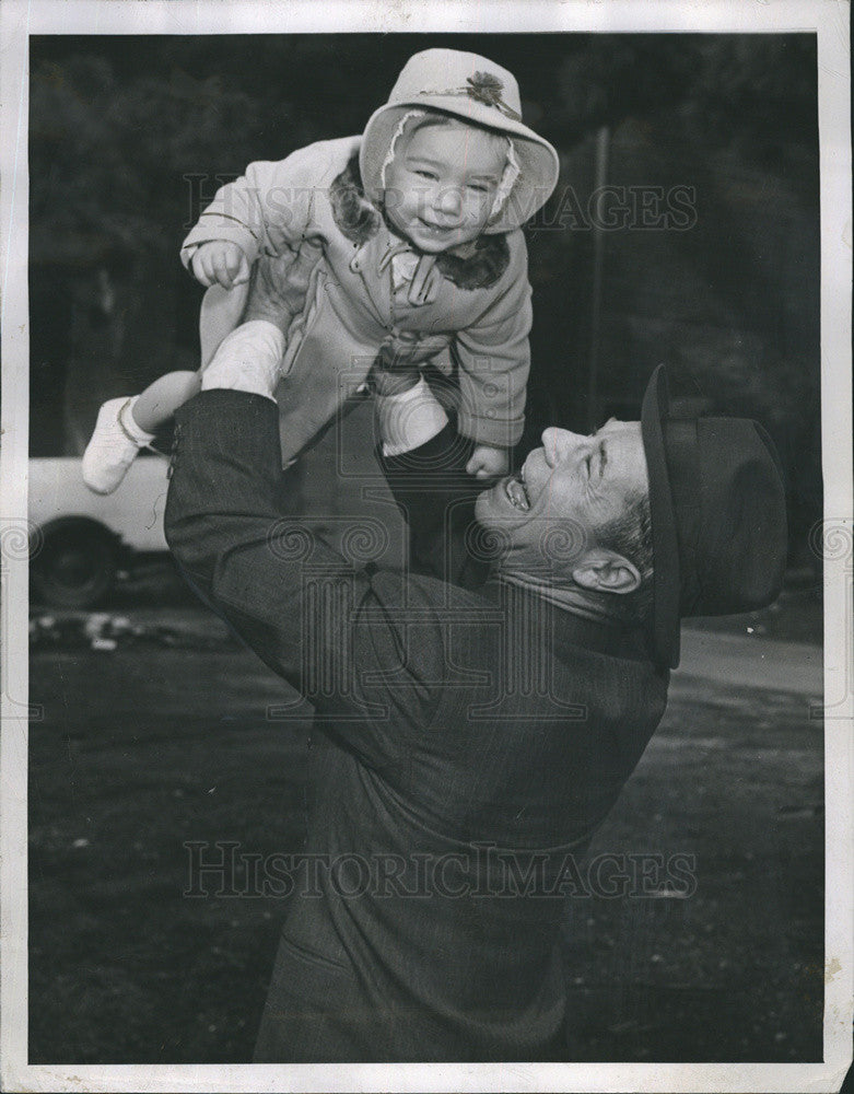 1944 Press Photo Actor Comedian Joe E. Brown, with her grand daughter Cynthia. - Historic Images