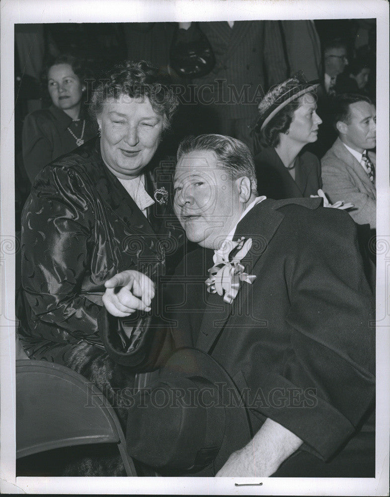 1949 Press Photo Comedian, Jack Oakie gives Mrs. Joe E. Brown some pointers - Historic Images