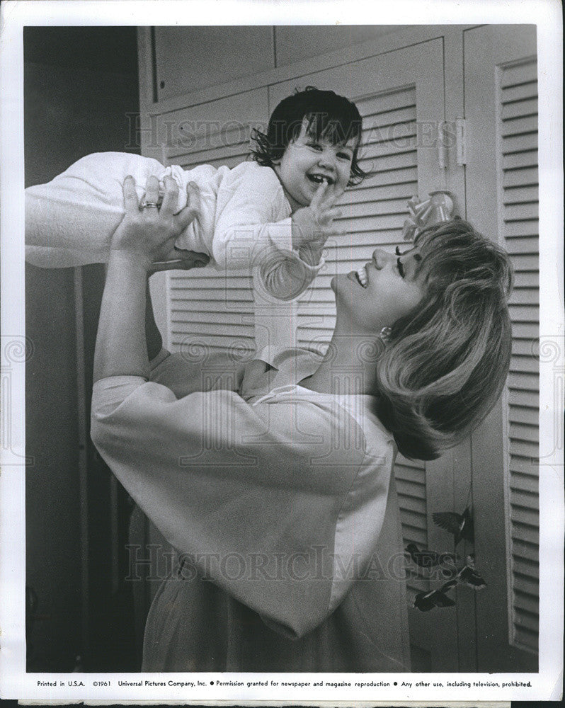 1961 Press Photo Actress Dorothy Malone and her daughter, Mimi Bergerac - Historic Images