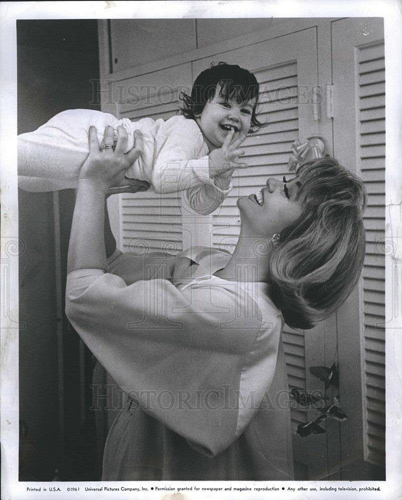 1961 Press Photo Dorothy Malone and daughter Mimi Bergera - Historic Images