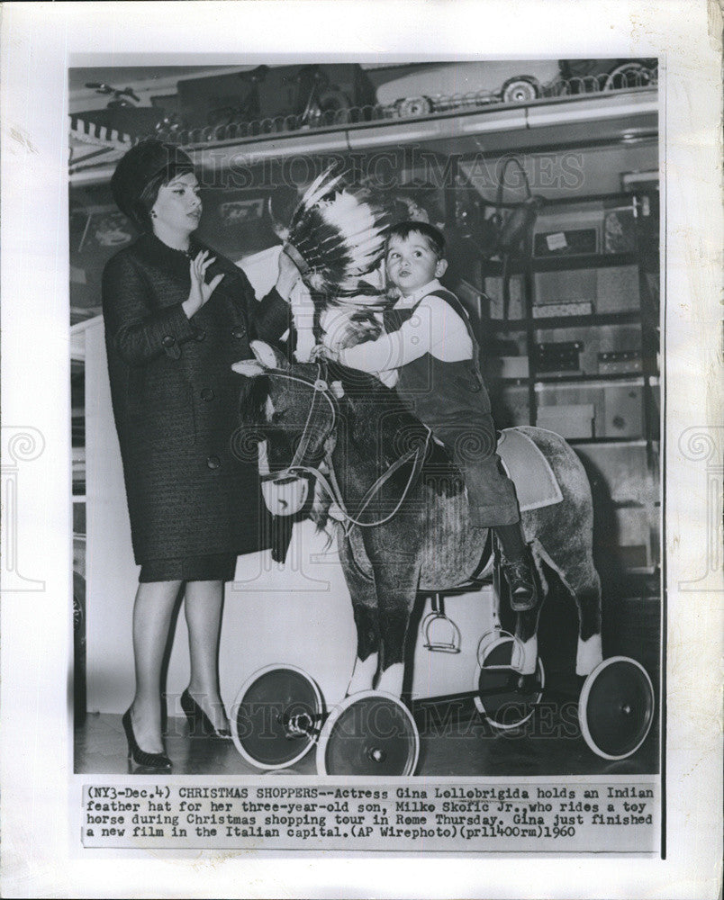 1960 Press Photo Actress Gina Lollobrigida son Milko Skofic Jr. toy horse Rome - Historic Images