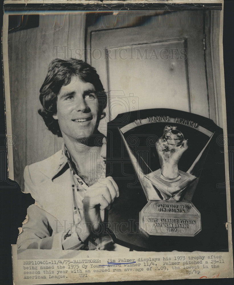 1975 Press Photo of Cy Young winner Jim Palmer with his 1973 trophy - Historic Images