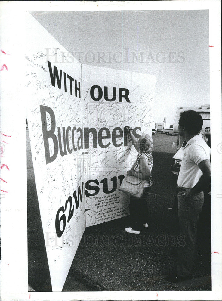 1986 Press Photo A Tampa Bay Buc fan signs the card in front of Albertsons. - Historic Images